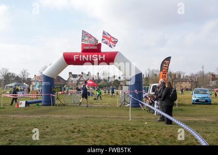 Wimbledon London, UK. 3. April 2016. Teilnahme an den Wimbledon-Halbmarathon über einen 13 Meile Kurs beginnt und endet an Wimbledon Common Credit: Amer Ghazzal/Alamy Live-Nachrichten Stockfoto