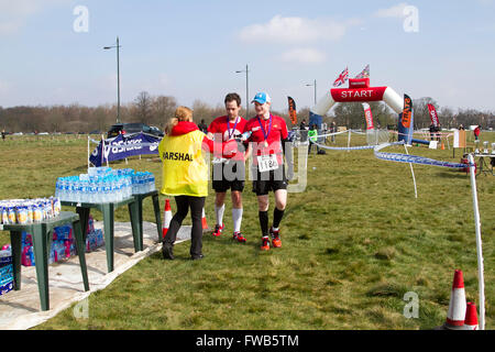 Wimbledon London, UK. 3. April 2016. Teilnahme an den Wimbledon-Halbmarathon über einen 13 Meile Kurs beginnt und endet an Wimbledon Common Credit: Amer Ghazzal/Alamy Live-Nachrichten Stockfoto