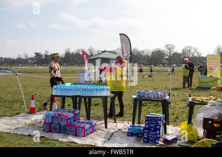 Wimbledon London, UK. 3. April 2016. Teilnahme an den Wimbledon-Halbmarathon über einen 13 Meile Kurs beginnt und endet an Wimbledon Common Credit: Amer Ghazzal/Alamy Live-Nachrichten Stockfoto