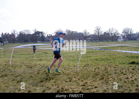 Wimbledon London, UK. 3. April 2016. Teilnahme an den Wimbledon-Halbmarathon über einen 13 Meile Kurs beginnt und endet an Wimbledon Common Credit: Amer Ghazzal/Alamy Live-Nachrichten Stockfoto