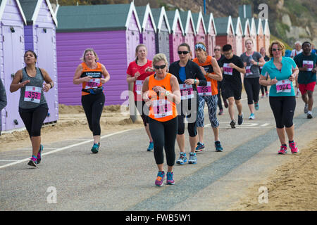 Bournemouth, Dorset, Vereinigtes Königreich, 3. April 2016. Läufer, die am 10k-km-Lauf teilnehmen, sind Teil der Bournemouth Bay und laufen entlang der Küste von Bournemouth. Die Teilnehmer wollen lebenswichtige Mittel für die britische Herzstiftung zur Bekämpfung von Herzkrankheiten aufbringen. Das Wetter begann kühl und bewölkt, gefolgt von Sonnenschein und Wärme. Kredit: Carolyn Jenkins/Alamy Live News Stockfoto