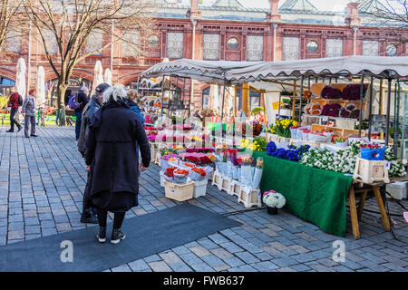 Berlin, Deutschland. 2. April 2016. Blume-Stand auf der Hackescher Markt. Berliner Parks, Märkte und Strandbars sind beliebte Orte wie wärmeres Wetter in die Hauptstadt zurück. Eden Breitz/Alamy Live-Nachrichten Stockfoto