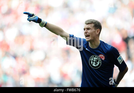 München, Deutschland. 2. April 2016. Frankfurts Torhüter Lukas Hradecky während der deutschen Fußball-Bundesliga-Fußball-match zwischen FC Bayern München und Eintracht Frankfurt in der Allianz Arena in München, Deutschland, 2. April 2016. Foto: Andreas Gebert/Dpa - NO WIRE SERVICE-/ Dpa/Alamy Live News Stockfoto