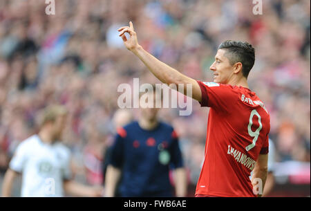 München, Deutschland. 2. April 2016. Münchens Robert Lewandowski während der deutschen Fußball-Bundesliga-Fußball-match zwischen FC Bayern München und Eintracht Frankfurt in der Allianz Arena in München, Deutschland, 2. April 2016. Foto: Andreas Gebert/Dpa - NO WIRE SERVICE-/ Dpa/Alamy Live News Stockfoto