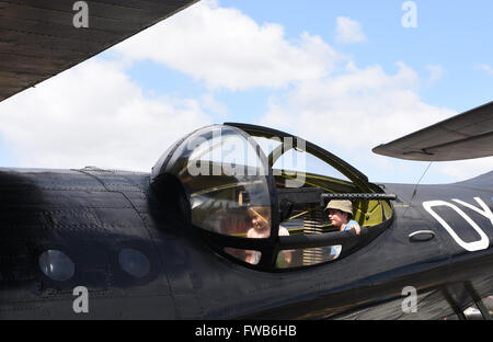 Canberra, Australien. 3. April 2016. Zwei Kinder besuchen im Cockpit eines Flugzeugs Königliche australische Luftwaffe auf dem Display während der Canberra Airport Tag der offenen Tür in Canberra, Australien, 3. April 2016. Bildnachweis: Justin Qian/Xinhua/Alamy Live-Nachrichten Stockfoto