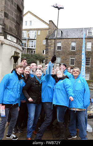 Edinburgh, Schottland, Vereinigtes Königreich, 03, April 2016. Schottische konservative Führer Ruth Davidson (vorne, 2. L) posiert für eine Gruppe Selfie mit Aktivisten manning einem Straßenstand in Edinburgh Central Wahlkreis sie in den schottischen Parlamentswahlen stattfinden am 5. Mai, Credit bestreitet: Ken Jack / Alamy Live News Stockfoto