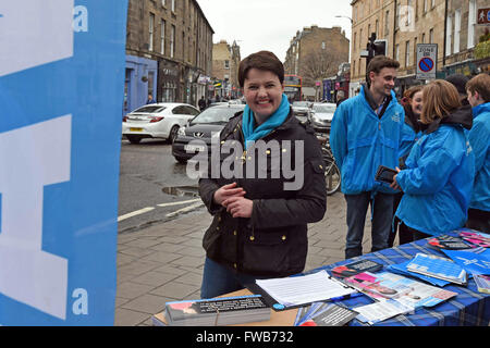 Edinburgh, Schottland, Vereinigtes Königreich, 03, April 2016. Schottische konservative Führer Ruth Davidson (L) und Parteiaktivisten Mann einem Straßenstand in Edinburgh Central Wahlkreis sie in den schottischen Parlamentswahlen stattfinden am 5. Mai, Credit bestreitet: Ken Jack / Alamy Live News Stockfoto