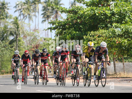 Bintan, Riau-Inseln, Indonesien. 2. April 2016. BINTAN, Indonesien - APRIL 02: Fahrer auf große Gruppen während 2016 Tour de Bintan auf 2. April 2016 in Bintan, Riau Inseln Provinz, Indonesien. 2016 Tour de Bintan 2016 wurde von 1.150 Fahrer aus 40 Ländern besucht. © Sijori Bilder/ZUMA Draht/Alamy Live-Nachrichten Stockfoto