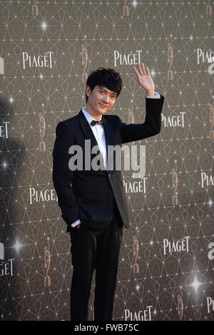 Hong Kong, China. 3. April 2016. Schauspieler Feng Shaofeng posiert auf dem roten Teppich bei den 35. Hong Kong Film Awards in Hongkong, Südchina, 3. April 2016. © Qin Qing/Xinhua/Alamy Live-Nachrichten Stockfoto