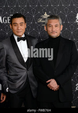 Hong Kong, China. 3. April 2016. Schauspieler Tony Leung Ka Fai (L) und Regisseur Tsui Hark posieren auf dem roten Teppich bei den 35. Hong Kong Film Awards in Hongkong, Südchina, 3. April 2016. © Liu Yun/Xinhua/Alamy Live-Nachrichten Stockfoto