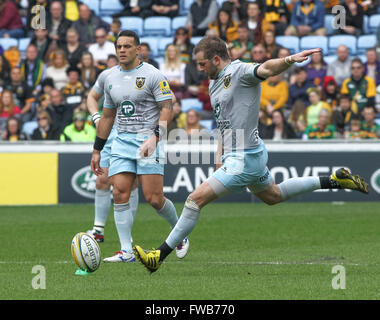 Ricoh Arena in Coventry, UK. 3. April 2016. Rugby-Aviva Premiership. Wespen im Vergleich zu Northampton Saints. Heiligen Stephen Myler tritt die erste Strafe. © Aktion Plus Sport/Alamy Live-Nachrichten Stockfoto