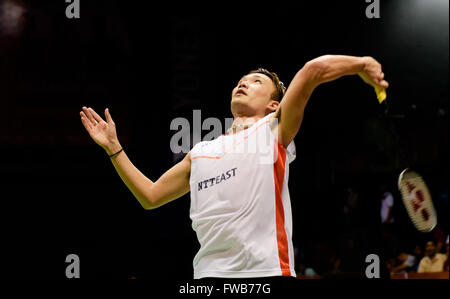 Neu-Delhi, Indien. 3. April 2016. Kento Momota Japans kehrt ein Schuss während der Herren Einzel Finale gegen Viktor Axelsen von Dänemark in Yonex Sunrise Indian Open Badminton Championship in New Delhi, Indien, 3. April 2016. Kento Momota gewann 2: 0. © Bi Xiaoyang/Xinhua/Alamy Live-Nachrichten Stockfoto
