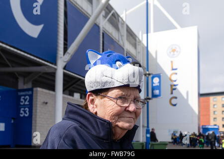 King Power Stadium, Leicester, UK. 3. April 2016. Leicester City-Fans, die Ankunft in guter Laune vor der heutigen Bundesliga Spiel alte siebter Platz Southampton. Bildnachweis: Ian Francis/Alamy Live-Nachrichten Stockfoto