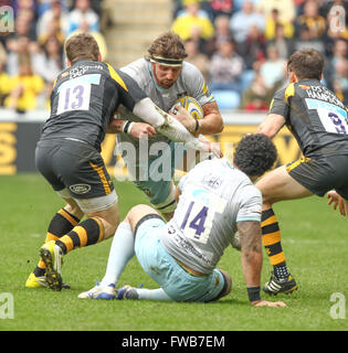 Ricoh Arena in Coventry, UK. 3. April 2016. Rugby-Aviva Premiership. Wespen im Vergleich zu Northampton Saints. Heiligen Kapitän Tom Wood auf die Ladung. Bildnachweis: Aktion Plus Sport/Alamy Live-Nachrichten Stockfoto