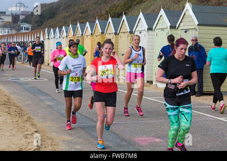 Bournemouth, Dorset, Vereinigtes Königreich, 3. April 2016. Läufer, die am Halbmarathonlauf teilnehmen, der Teil der Bournemouth Bay ist, laufen entlang der Küste von Bournemouth. Die Teilnehmer wollen lebenswichtige Mittel für die britische Herzstiftung zur Bekämpfung von Herzkrankheiten aufbringen. Das Wetter begann kühl und bewölkt, gefolgt von Sonnenschein und Wärme. Kredit: Carolyn Jenkins/Alamy Live News Stockfoto