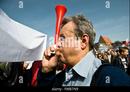 Wroclaw, Polen. 3. April 2016. Tausende, die Unterstützung des Ausschusses für die Verteidigung der Demokratie (KOD) versammelten sich in Breslau, Westliches Polen am 3. April 2016 gegen die polnische Regierung zu protestieren. Bildnachweis: Marcin Rozpedowski/Alamy Live-Nachrichten Stockfoto