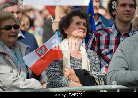 Wroclaw, Polen. 3. April 2016. Tausende, die Unterstützung des Ausschusses für die Verteidigung der Demokratie (KOD) versammelten sich in Breslau, Westliches Polen am 3. April 2016 gegen die polnische Regierung zu protestieren. Bildnachweis: Marcin Rozpedowski/Alamy Live-Nachrichten Stockfoto