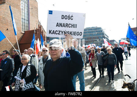 Wroclaw, Polen. 3. April 2016. Tausende, die Unterstützung des Ausschusses für die Verteidigung der Demokratie (KOD) versammelten sich in Breslau, Westliches Polen am 3. April 2016 gegen die polnische Regierung zu protestieren. Bildnachweis: Marcin Rozpedowski/Alamy Live-Nachrichten Stockfoto