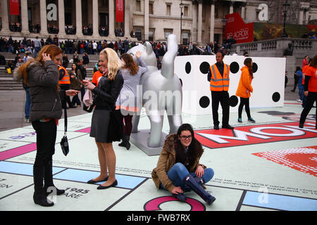 Trafalgar in London, London - 3. April 2016 - Leute, die Spaß auf einer riesigen 15 m sq.  Monopol-Board auf dem Trafalgar Square in London Games Festival gestützt durch den Bürgermeister von London. Das Board ist mit Quadraten, die erzählt die Geschichte des Videospiels in den UK-Kredit angelegt: Dinendra Haria/Alamy Live News Stockfoto