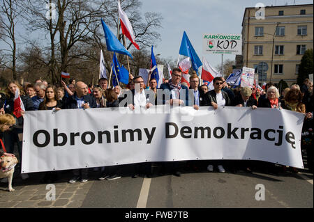 Wroclaw, Polen. 3. April 2016. Tausende, die Unterstützung des Ausschusses für die Verteidigung der Demokratie (KOD) versammelten sich in Breslau, Westliches Polen am 3. April 2016 gegen die polnische Regierung zu protestieren. Bildnachweis: Marcin Rozpedowski/Alamy Live-Nachrichten Stockfoto