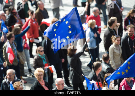 Wroclaw, Polen. 3. April 2016. Tausende, die Unterstützung des Ausschusses für die Verteidigung der Demokratie (KOD) versammelten sich in Breslau, Westliches Polen am 3. April 2016 gegen die polnische Regierung zu protestieren. Bildnachweis: Marcin Rozpedowski/Alamy Live-Nachrichten Stockfoto