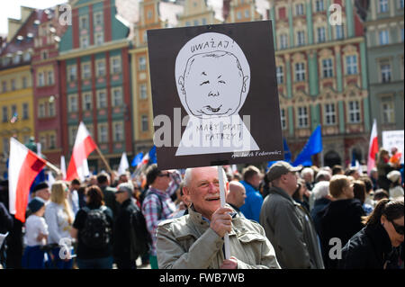 Wroclaw, Polen. 3. April 2016. Tausende, die Unterstützung des Ausschusses für die Verteidigung der Demokratie (KOD) versammelten sich in Breslau, Westliches Polen am 3. April 2016 gegen die polnische Regierung zu protestieren. Bildnachweis: Marcin Rozpedowski/Alamy Live-Nachrichten Stockfoto