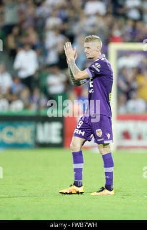 NIB-Stadion, Perth, Australien. 3. April 2016. Hyundai A-League. Perth Glory im Vergleich zu Melbourne City. Andy Keogh begrüßt die Fans nach in der zweiten Hälfte ersetzt. © Aktion Plus Sport/Alamy Live-Nachrichten Stockfoto