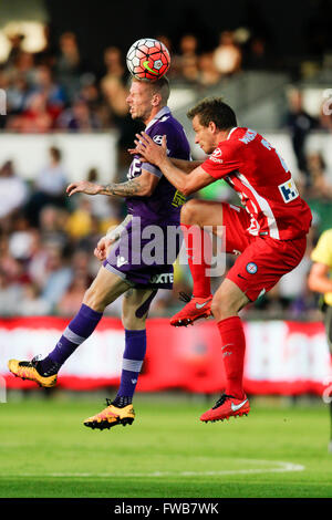 NIB-Stadion, Perth, Australien. 3. April 2016. Hyundai A-League. Perth Glory im Vergleich zu Melbourne City. Andy Keogh gewinnt dem Header während der ersten Hälfte. © Aktion Plus Sport/Alamy Live-Nachrichten Stockfoto