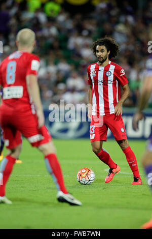 NIB-Stadion, Perth, Australien. 3. April 2016. Hyundai A-League. Perth Glory im Vergleich zu Melbourne City. Osama Malik sieht pass nach vorne in der zweiten Hälfte. © Aktion Plus Sport/Alamy Live-Nachrichten Stockfoto