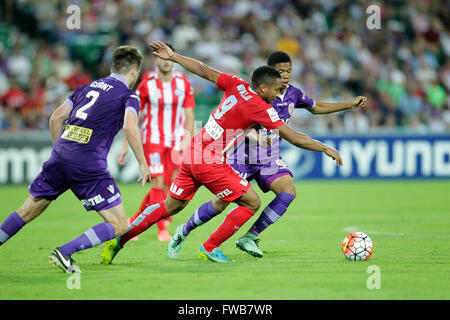 NIB-Stadion, Perth, Australien. 3. April 2016. Hyundai A-League. Perth Glory im Vergleich zu Melbourne City. Harry Novillo (9) Rennen, den Ball in der zweiten Hälfte. © Aktion Plus Sport/Alamy Live-Nachrichten Stockfoto