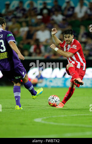 NIB-Stadion, Perth, Australien. 3. April 2016. Hyundai A-League. Perth Glory im Vergleich zu Melbourne City. Bruno Fornaroli schießt in Richtung Ziel in der zweiten Hälfte. © Aktion Plus Sport/Alamy Live-Nachrichten Stockfoto