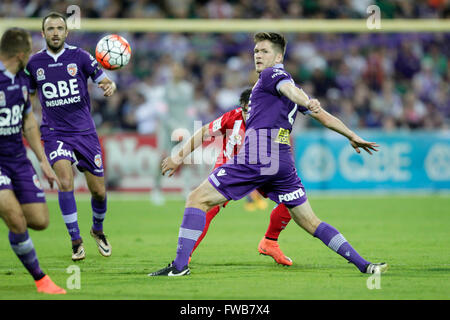 NIB-Stadion, Perth, Australien. 3. April 2016. Hyundai A-League. Perth Glory im Vergleich zu Melbourne City. Alex Grant Uhren der Schuss in der zweiten Hälfte vorbei fliegen. © Aktion Plus Sport/Alamy Live-Nachrichten Stockfoto