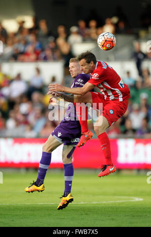 NIB-Stadion, Perth, Australien. 3. April 2016. Hyundai A-League. Perth Glory im Vergleich zu Melbourne City. Andy Keogh gewinnt dem Header während der ersten Hälfte. © Aktion Plus Sport/Alamy Live-Nachrichten Stockfoto