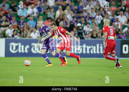 NIB-Stadion, Perth, Australien. 3. April 2016. Hyundai A-League. Perth Glory im Vergleich zu Melbourne City. Andy Keogh bricht in Richtung des Ziels in der zweiten Hälfte. © Aktion Plus Sport/Alamy Live-Nachrichten Stockfoto