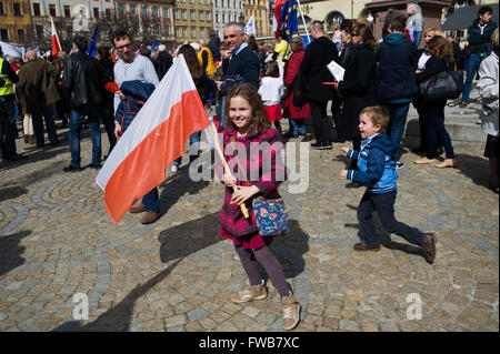 Wroclaw, Polen. 3. April 2016. Tausende, die Unterstützung des Ausschusses für die Verteidigung der Demokratie (KOD) versammelten sich in Breslau, Westliches Polen am 3. April 2016 gegen die polnische Regierung zu protestieren. Bildnachweis: Marcin Rozpedowski/Alamy Live-Nachrichten Stockfoto