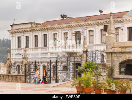 QUITO, ECUADOR, Oktober - 2015 - niedrigen Winkel Ansicht der kolonialen und klassischen Stil Gebäude im historischen Zentrum von Quito, EC Stockfoto