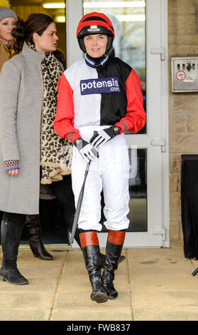 Victoria Pendleton reitet Pacha Du Polder, von Paul Nicholls, in der Betfair umschalten Sättel Jäger Steeple Chase bei Wincanton ausgebildet. Pendleton ist GBS erfolgreichste weibliche Olympioniken und hofft, in der Foxhunters Chase in Cheltenham Fest konkurrieren Stockfoto