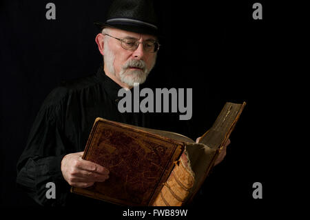 Porträt des preisgekrönten Dichter Peter Daniels hält ein riesiges antikes Buch Stockfoto