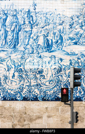 Traditionellen Azulejos handbemalten Fliesen für die Außenwand der Igreja Dos Kirche Carmelitas in Porto, Portugal Stockfoto