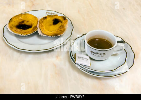 Tasse Kaffee und Pastel de Nata Gebäck serviert im Majestic Cafe, Porto, Portugal Stockfoto