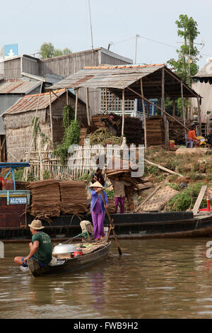 Boot und Dorf im Mekong Delta, Vietnam Stockfoto