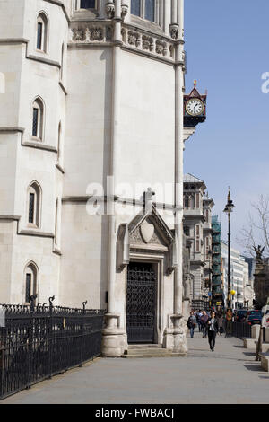 Fassade der königlichen Gerichten Gerechtigkeit London Stockfoto