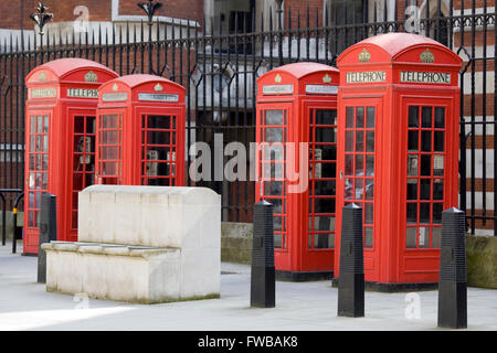 Vier rote Telefonzelle auf den Straßen von London England Stockfoto