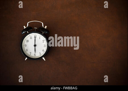 Vintage Wecker Erinnerung Symbol auf 06:00 Stunden auf hölzernen Hintergrund Stockfoto