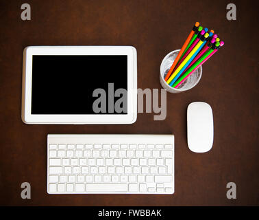 Schriftsteller-Desktopsymbol mit leeren Abdeckung Bücher und bunte Bleistifte auf Holz Stockfoto