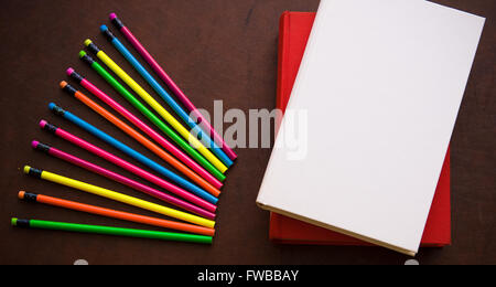 Hölzerne Schriftsteller Desktop mit bunten Bleistift und leere Cover Buch Stockfoto