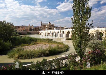 Römische Brücke über den Guadalquivir in Córdoba, Spanien im frühen 1. Jahrhundert v. Chr. gebaut Stockfoto