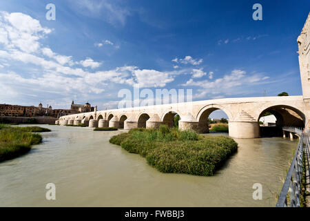 Römische Brücke über den Guadalquivir in Córdoba, Spanien im frühen 1. Jahrhundert v. Chr. gebaut Stockfoto