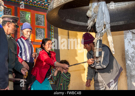 Bodhnath, Nepal.  Läuten riesigen tibetischen Neujahr zu feiern. Stockfoto