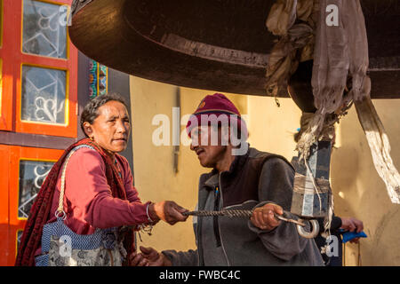 Bodhnath, Nepal.  Läuten riesigen tibetischen Neujahr zu feiern. Stockfoto